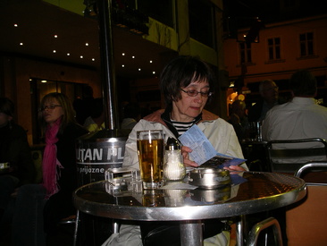 Kolmen sillan kahvilassa Ljubljanan yössä.