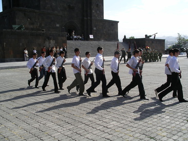 Yerevan, tuntemattoman sotilaan hauta. Siellä oli menossa koululaistilaisuus joka jotenkin liityi Vuoristo-Karabahiin?
