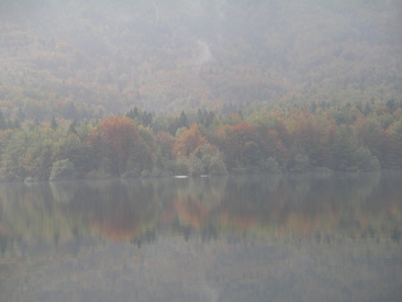  Aamuista ruskamaisemaa Bohinj-järvellä lokakuussa