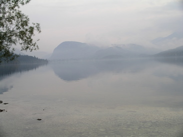 Bohinj-järvi aamu-usvassa. Ukanc sijaitsee järven länsipäässä.