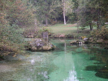 Savica-joki ja sen ihana vihreä vesi.