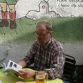 Syömässä Bledissä paikallisten suosimassa kuppilassa. Huomaa taustan seinämaalaukset.
