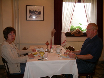 Englantilainen aviopari vietti hääpäiväänsä. Aamiainen pensionin ruokasalissa.