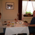 Englantilainen aviopari vietti hääpäiväänsä. Aamiainen pensionin ruokasalissa.