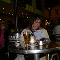 Kolmen sillan kahvilassa Ljubljanan yössä.