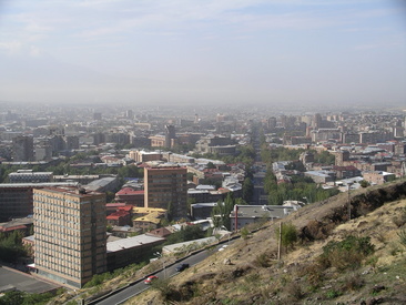 Näkymä alas Jerevaniin, miljoonakaupunkiin.