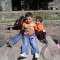 Lapset leikkivät luostarin pihalla.