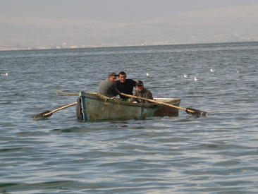 Kalastajat alkoivat rantautua.