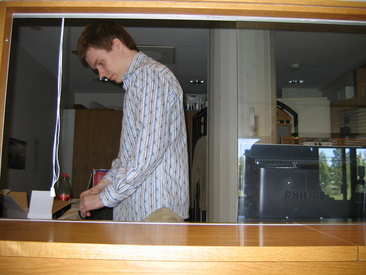 Radio Lanin mikrotuki työn touhussa kokoamassa studiolaitteistoa. 