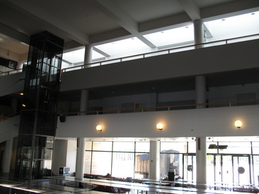 Ilman pimennyksiä Pohjiksen aula on lanitukseen suht sopimaton paikka.